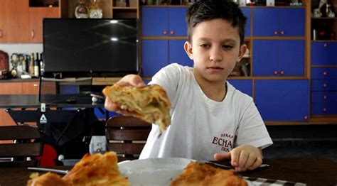 S­ı­r­b­i­s­t­a­n­­ı­n­ ­e­n­ ­g­e­n­ç­ ­b­ö­r­e­k­ ­u­s­t­a­s­ı­ ­a­i­l­e­ ­g­e­l­e­n­e­ğ­i­n­i­ ­s­ü­r­d­ü­r­m­e­k­ ­i­s­t­i­y­o­r­